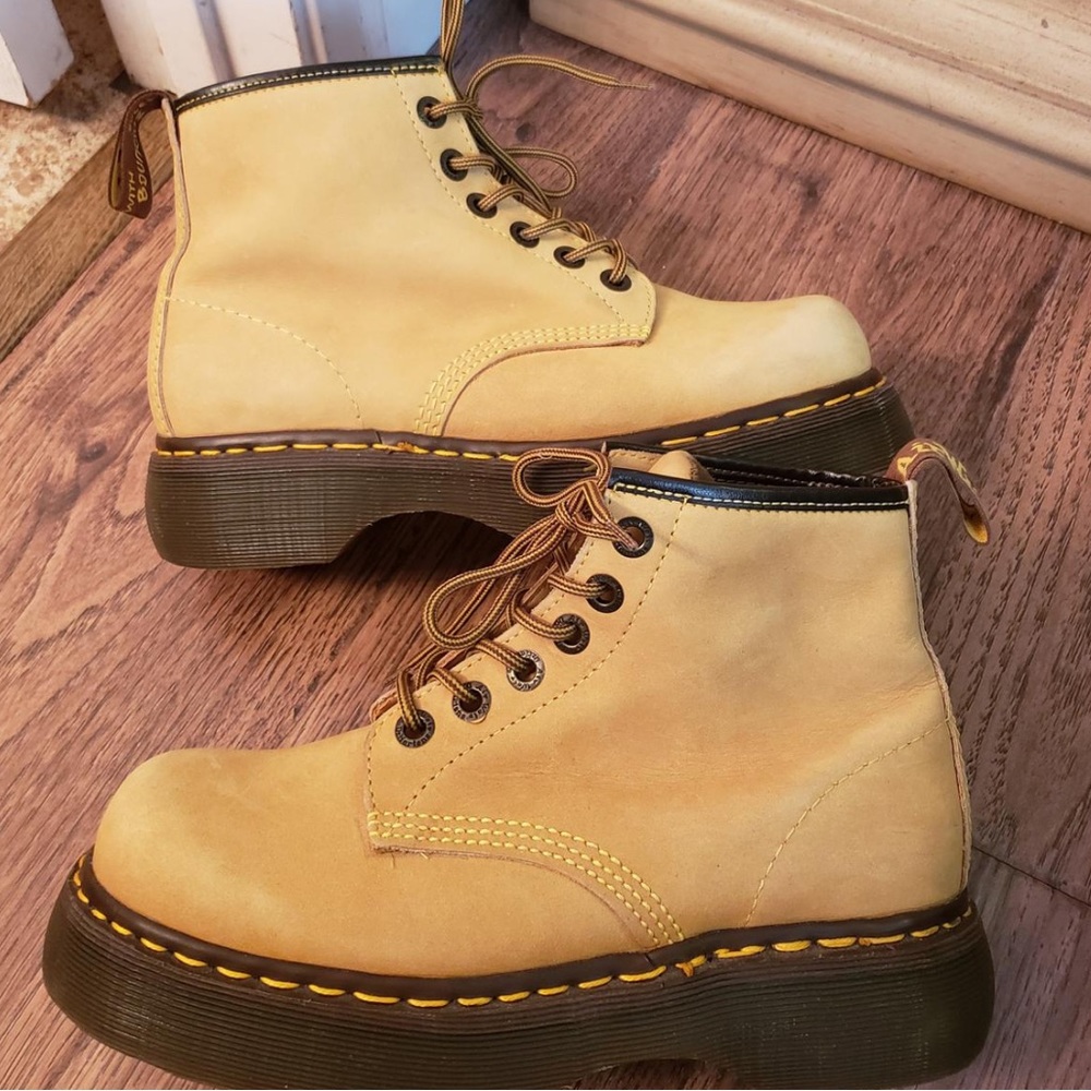 ULTRA RARE VINTAGE DOC MARTENS- WOMENS